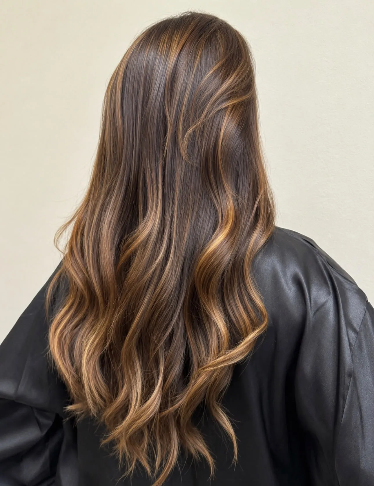 Capelli castani lunghi e mossi con schiariture ambrate