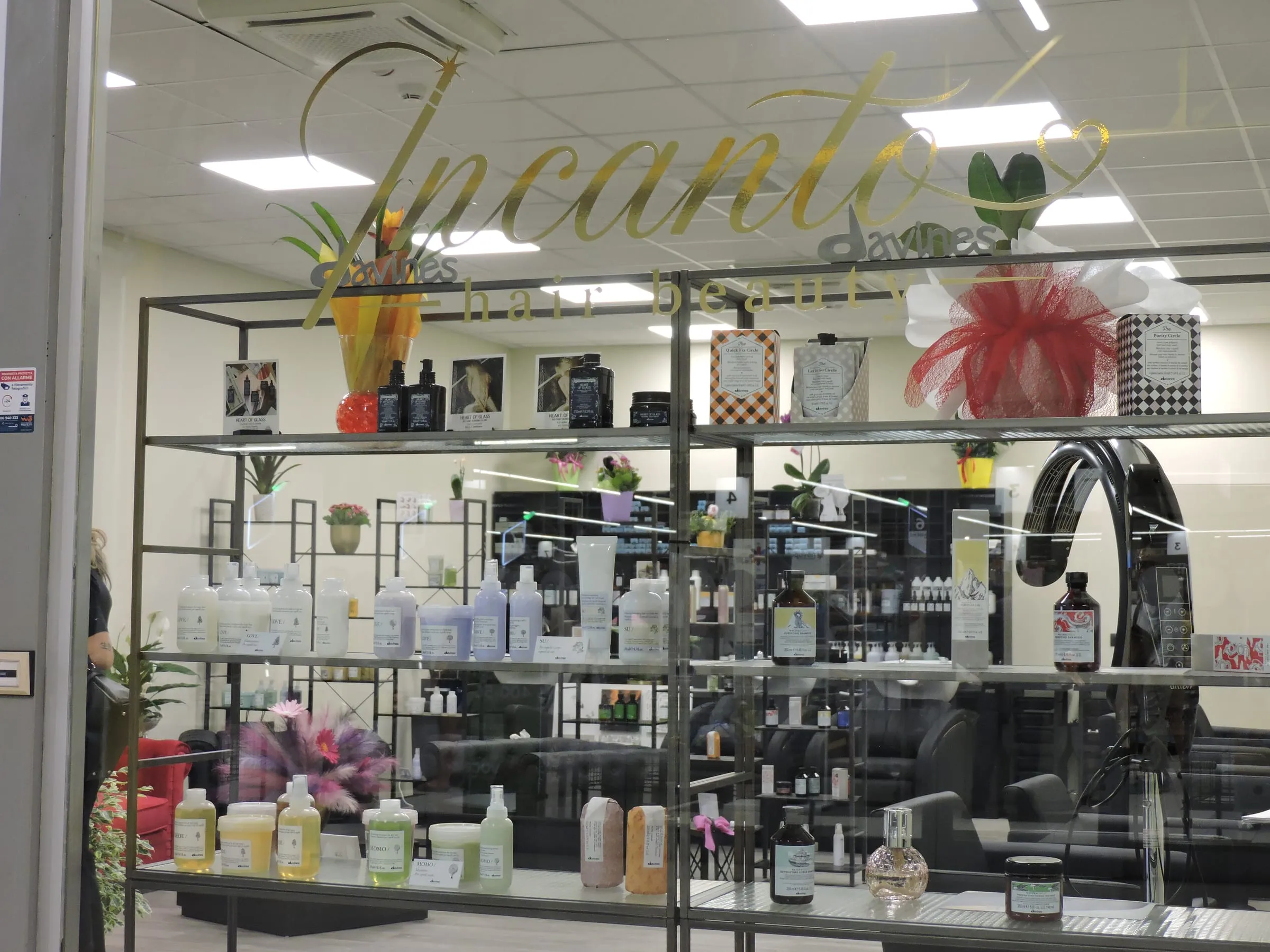 La vetrina del salone con i prodotti Davines esposti sugli scaffali